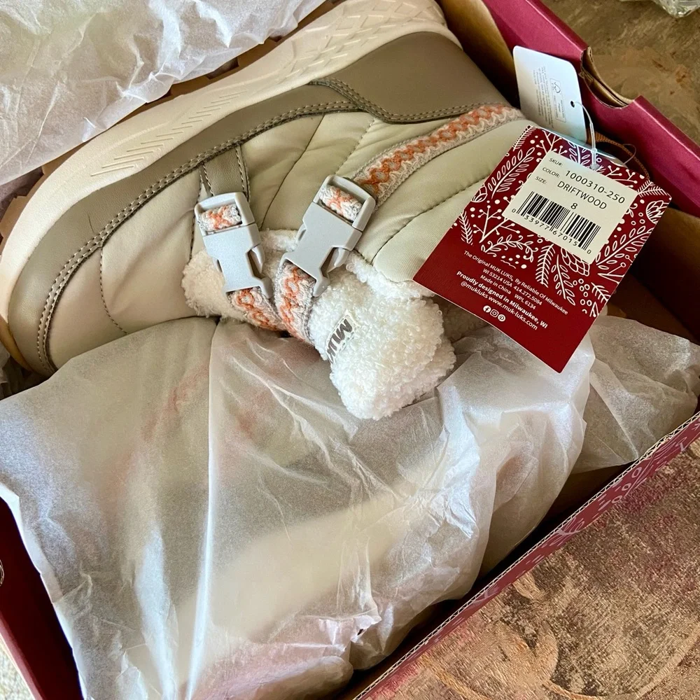 MUK LUKS All Weather Boots, Waterproof Faux-Fur Lined Quilted Wren Boots, Size 8 - Picture 6 of 9